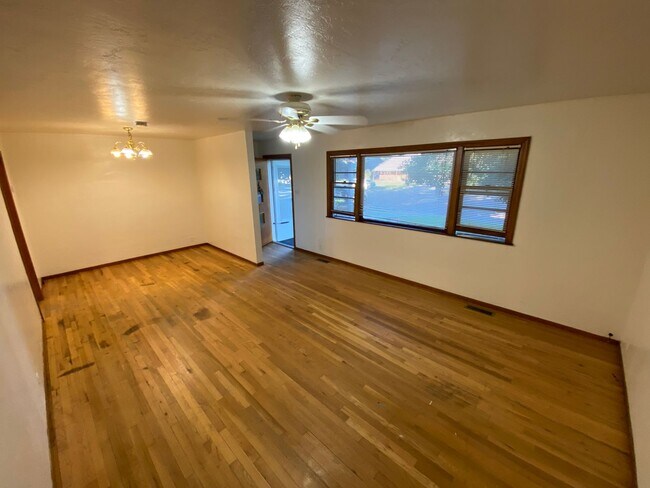 Foto del edificio - Crestview Three Bedroom House with Garage