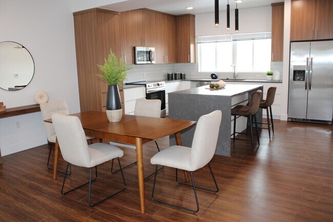 Building Photo - Stunning 3-Story Townhome in Oldtown Louis...
