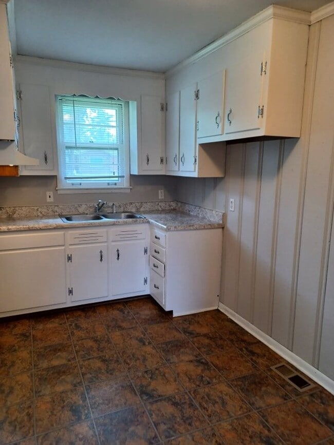 Building Photo - **SPECIAL** 2 BR / 1 BATH Duplex in Nashvi...