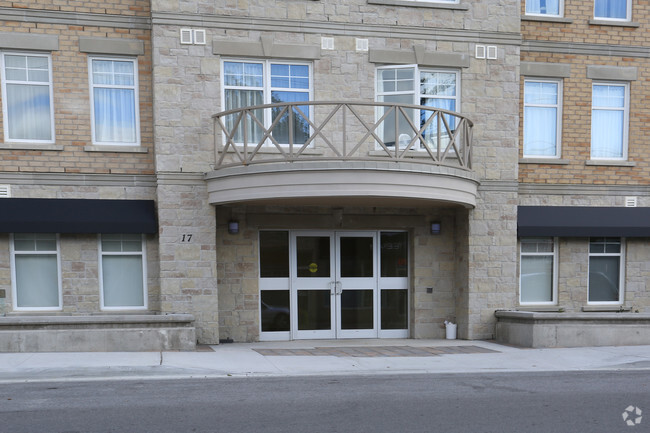 Photo du bâtiment - Lakeside Residences