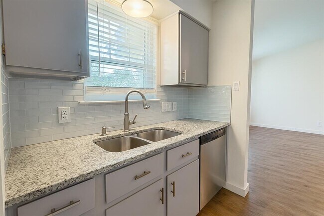 Building Photo - 508 Country Aire Dr