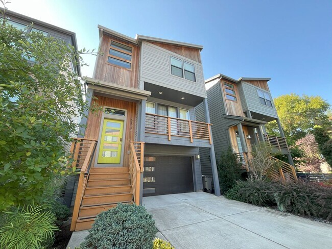 Foto del edificio - Three-Level Modern Living with Open Floor Plan & Stainless Steel Appliances
