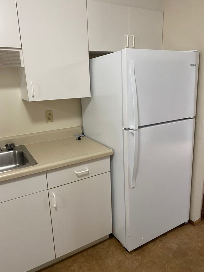 Building Photo - 3 bedroom 1.5 Bath Tandem Home!