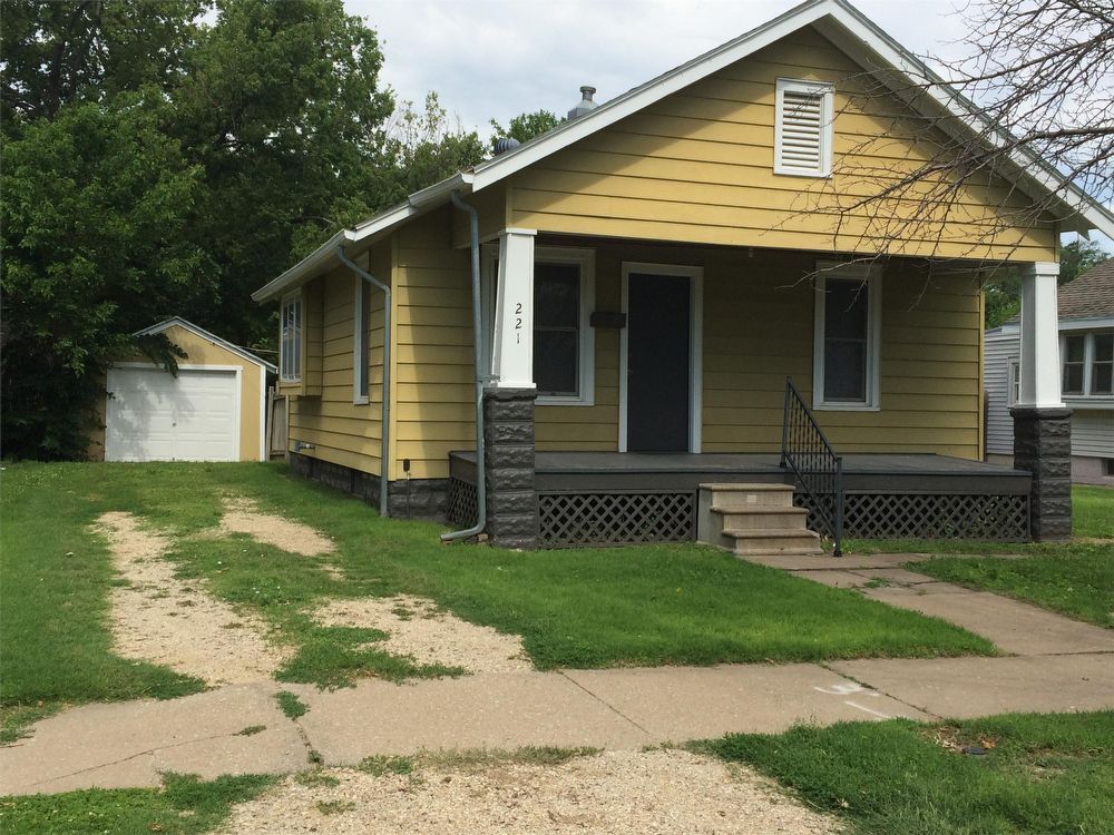 Primary Photo - 221 N Kansas Ave