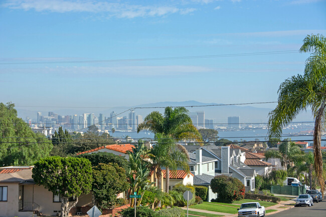 Foto del edificio - Charming Point Loma home with views!