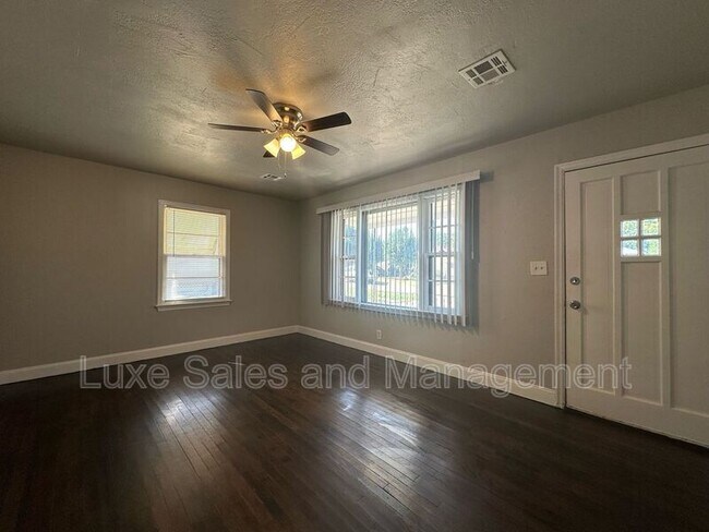 Photo - 406 Elm St House