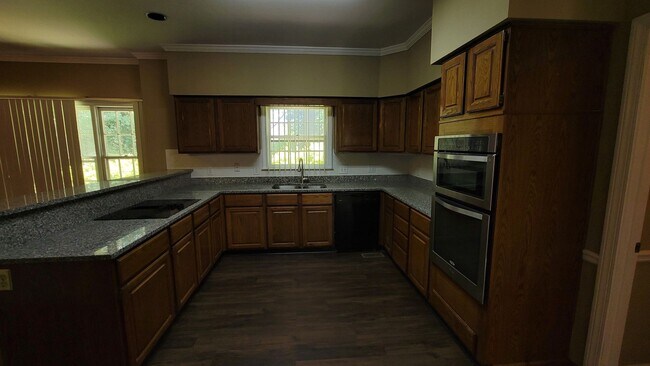 Foto del edificio - Four-Sided Brick Ranch in Johns Creek!