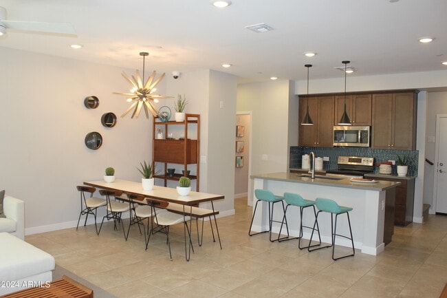 Building Photo - 2628 S Voyager Dr