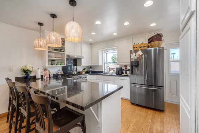 Foto del edificio - "Charming Coastal Retreat: 3-Bedroom Sanctuary on Agate Street, San Diego"