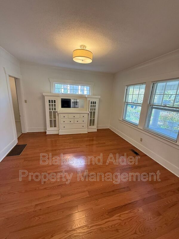 Building Photo - 2825 NE 27th Ave