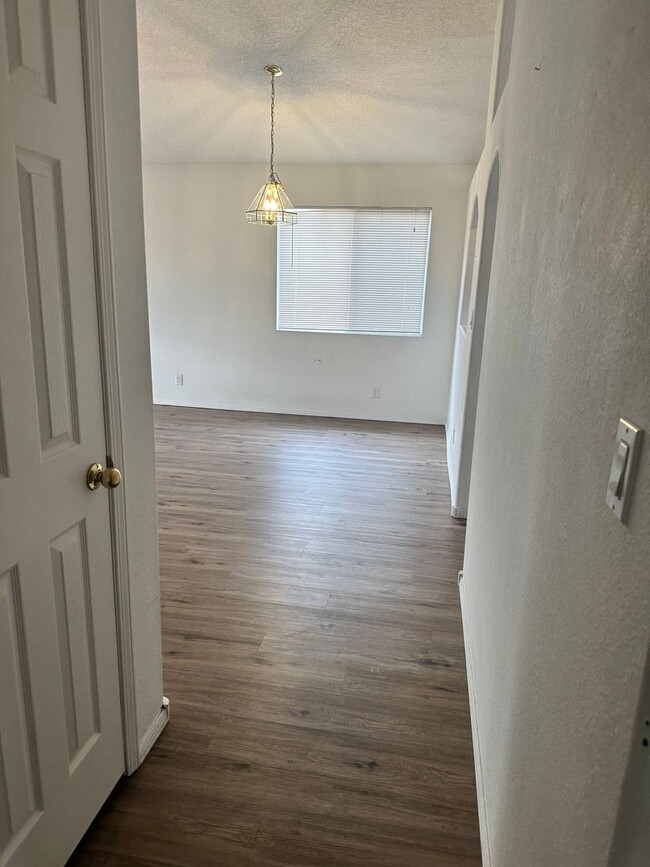 Building Photo - Super 3 Bedroom