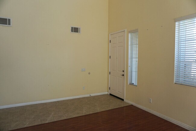 Building Photo - Stunning Home in Campus Park