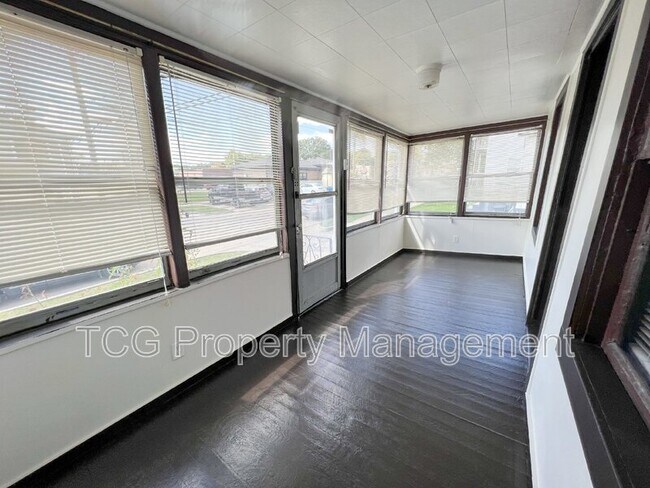 Building Photo - 230 Creve Coeur St