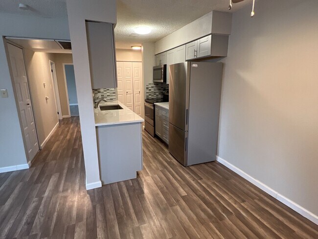 Foto del edificio - Recently Renovated 2 bedroom 1 bath Garden...