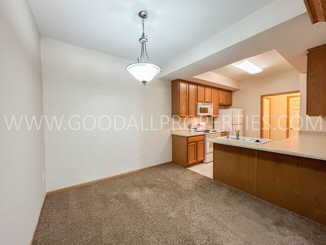 Building Photo - Wonderful 2 Bedroom, 2.5 bath Townhome in ...