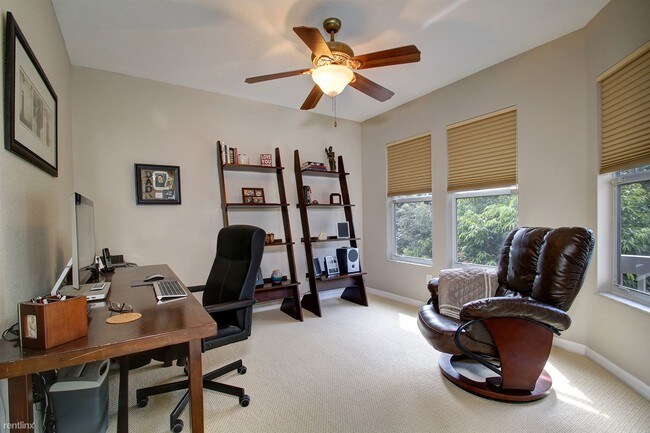 Building Photo - 2860 Bayshore Trails Dr