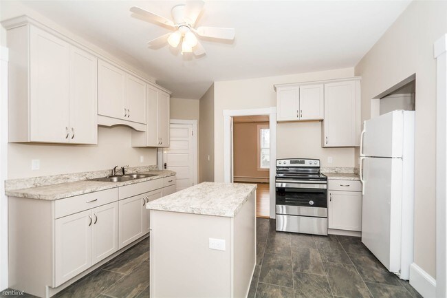 Foto del edificio - 3 br, 1 bath Triplex - 246 Lake St
