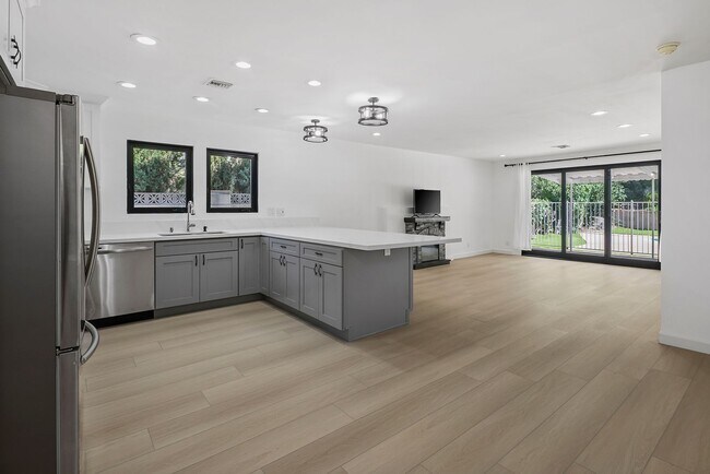 Foto del edificio - COMPLETELY UPDATED CALABASAS HOME!
