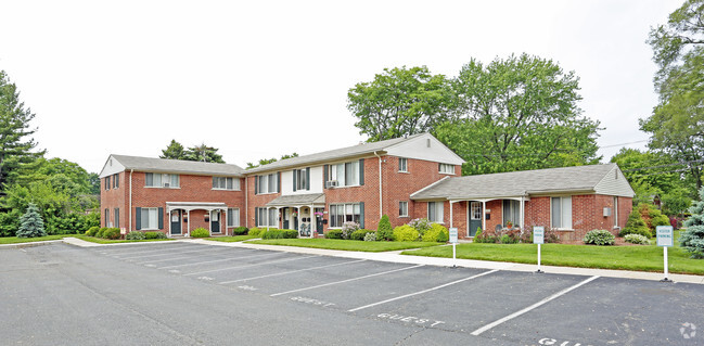 Foto del edificio - Pinewood Court Condominiums