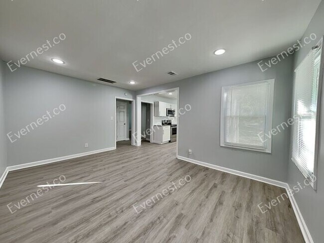 Foto del edificio - Charming 2BR Duplex with Modern Comfort an...