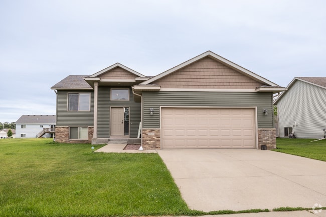 Building Photo - 4024 Stone Point Dr NE