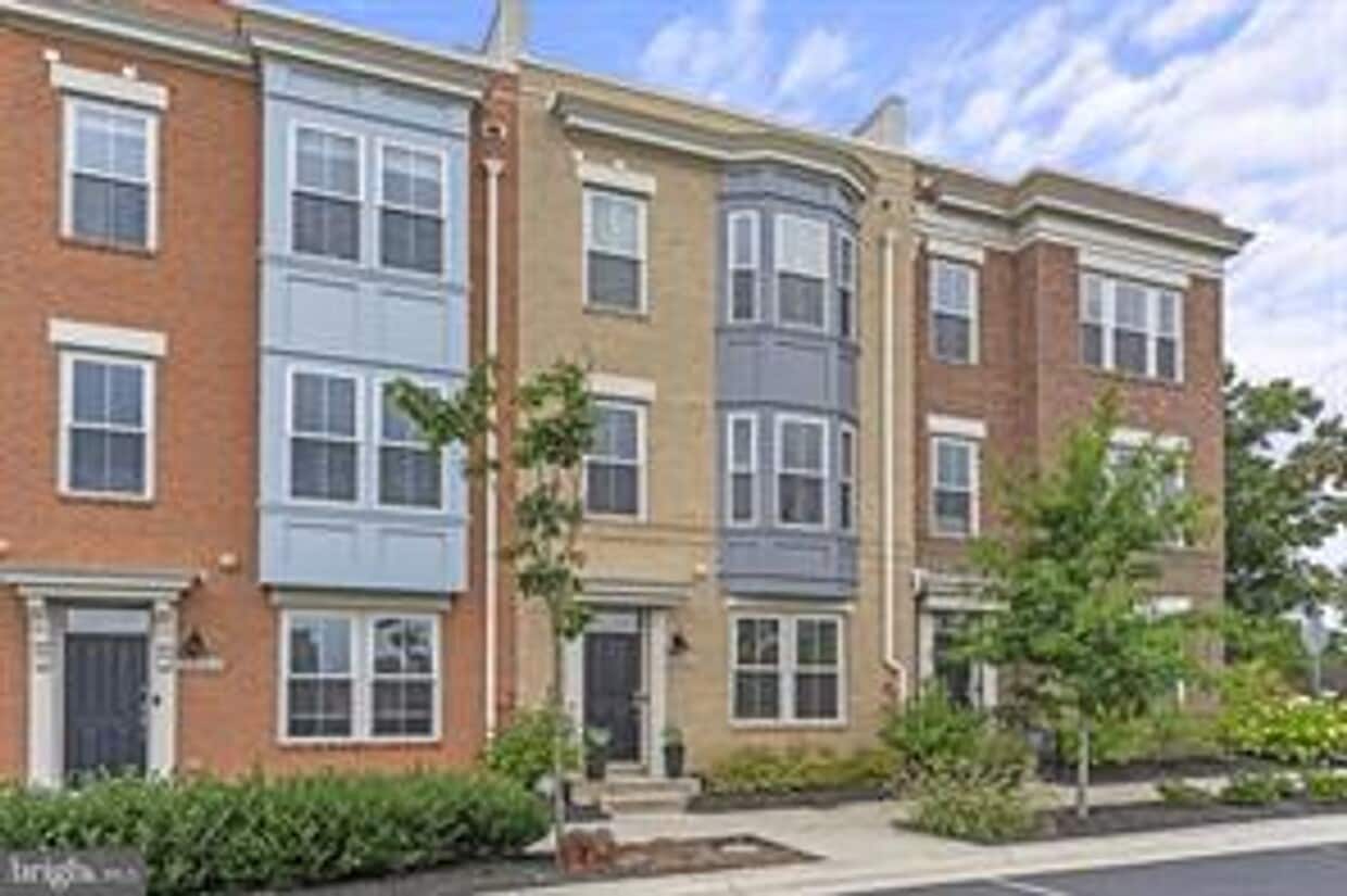 Foto principal - This beautiful modern 3 bed 4 1/2 bath tow...