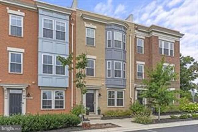 This beautiful modern 3 bed 4 1/2 bath tow... - This beautiful modern 3 bed 4 1/2 bath tow... Townhome