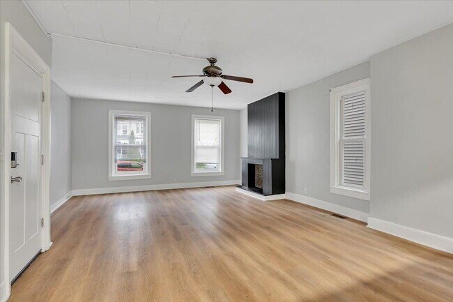 Foto del edificio - "Charming 2-Bedroom Retreat on Saratoga Avenue - Spacious 1100 Sq Ft Gem in Waterford!"