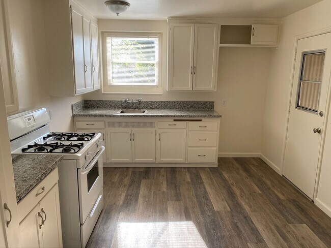 Building Photo - 805 S. CLARK ST. - 2 BEDROOM 1 BATHROOM - ...