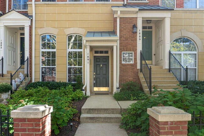 Foto del edificio - Inviting Townhome with Spacious Living & Convenient Location