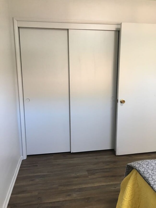 Building Photo - Close to shopping and parks