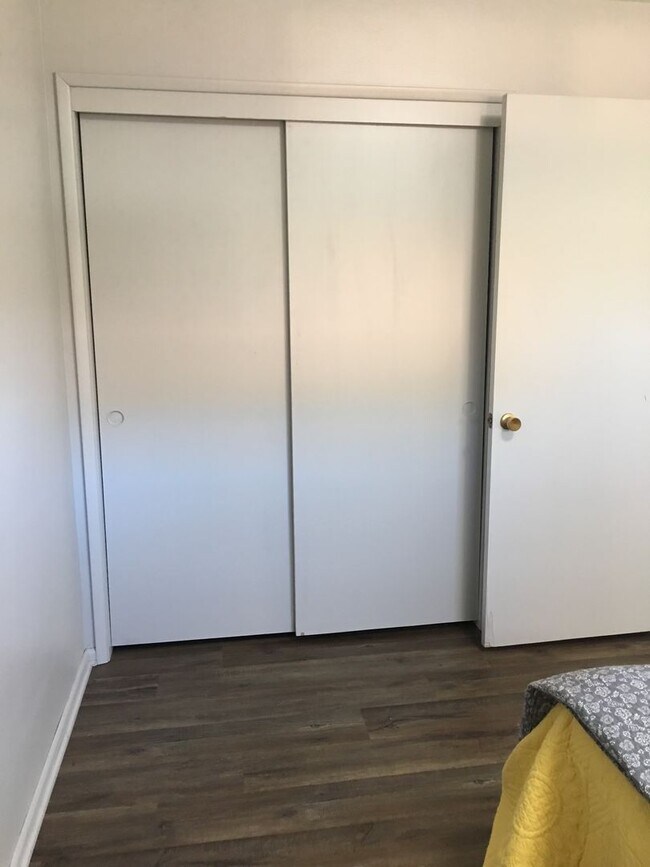 Foto del edificio - Close to shopping and parks