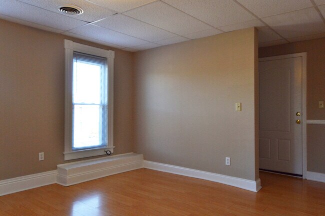 Building Photo - 631 W Church St