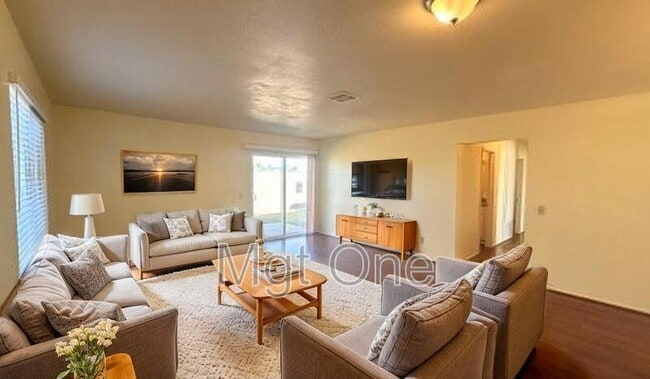 Foto del edificio - 24382 Delphinium Ave