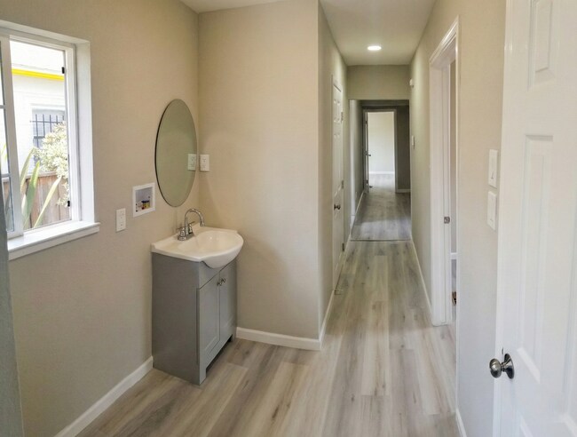 Foto del edificio - Freshly Remodeled 4-Bedroom House w/ Private Yard in Oakland