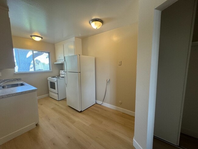 Building Photo - Upstairs 1 bedroom 1 bath apartment w/ ass...