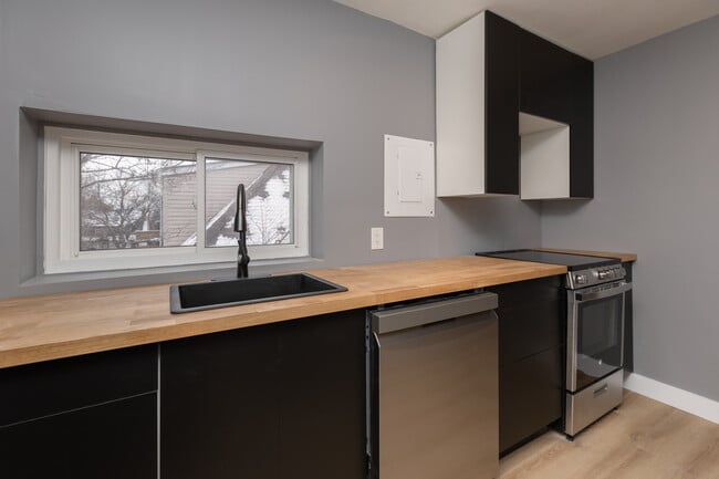 Building Photo - 28 Eastbourne Av