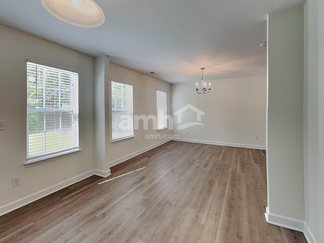 Building Photo - 982 Ramsgate Dr SW