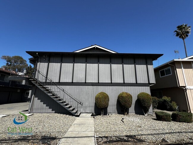 Foto del edificio - $2495 - Remodeled 2 Bed/1 Bath Upstairs Unit