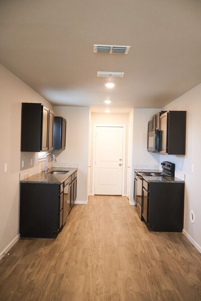 Building Photo - Cozy and Spacious 3 Bedroom Home with Gara...