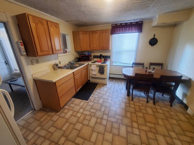 Kitchen - 1029 W Quincy St