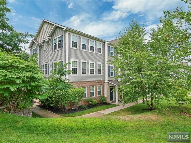 Building Photo - 11 Truman Dr