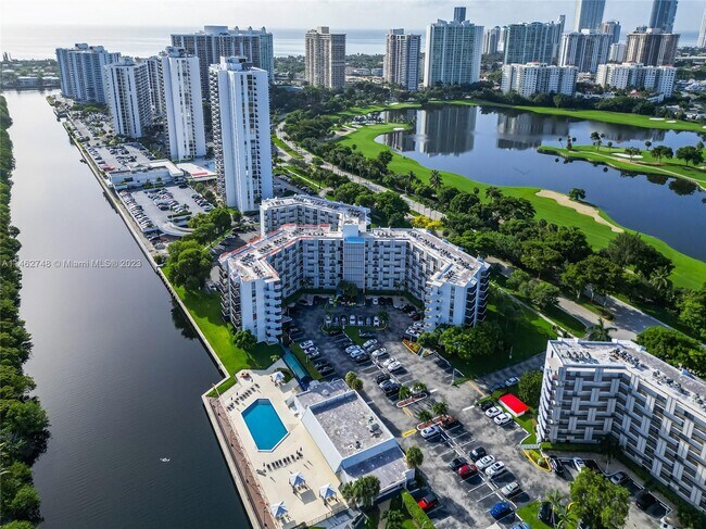 Foto del edificio - 3475 N Country Club Dr
