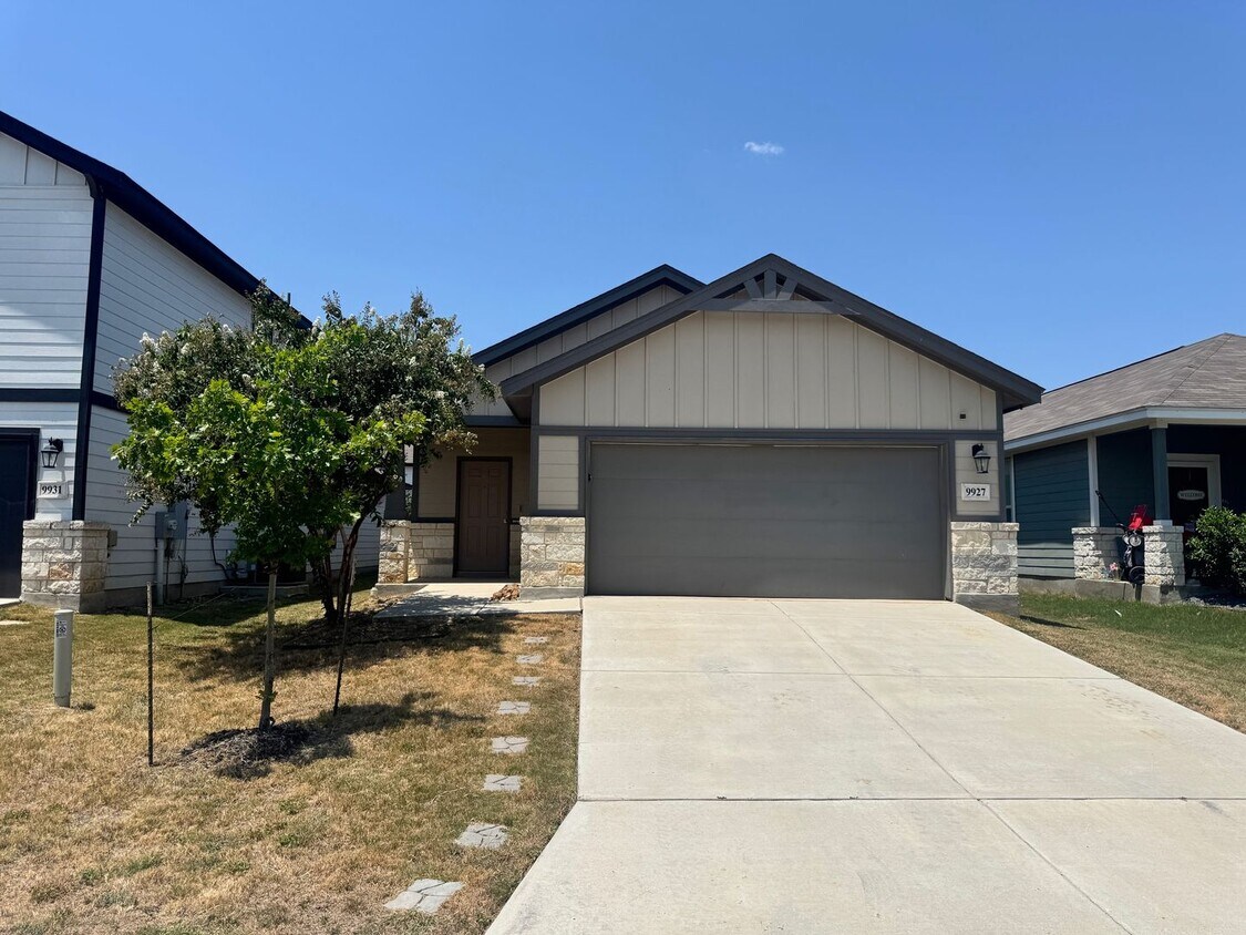 Foto principal - Move-In Ready Modern 4-Bedroom 2 Bath Home...