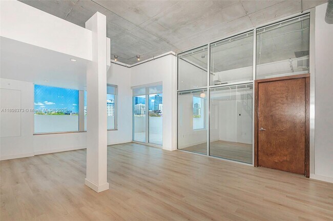 Foto del edificio - 10 SW South River Dr