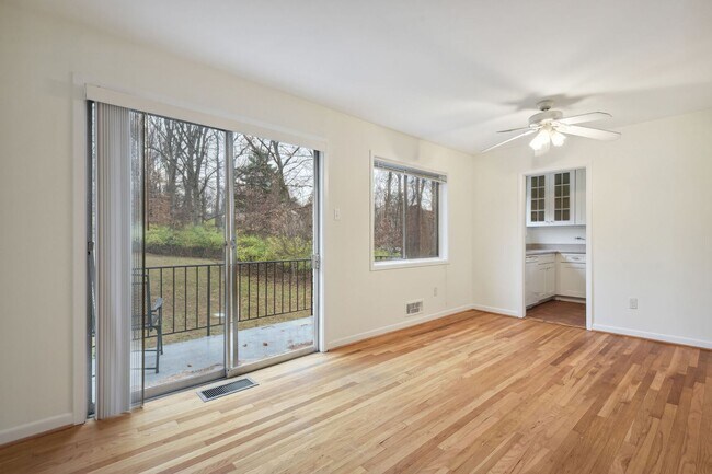 Foto del edificio - Spacious Walk Up in Parkside N. Bethesda I...