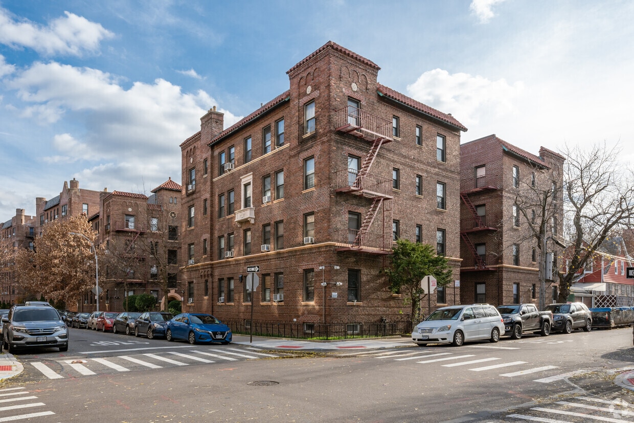 Primary Photo - 62-64 Saunders St