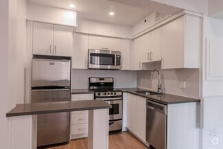 Building Photo - 25 Av des Pins O