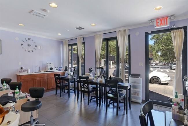 Frente de la Sección de tiendas de venta al por menor de espacio - 452 Lafayette Ave