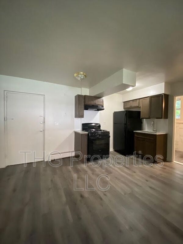 Primary Photo - 315 W 8th St